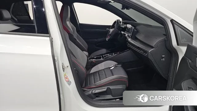 Volkswagen Golf 8th Generation 2024 Белый из Кореи, фото 2