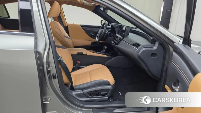 Lexus ES300h 7th generation 2023 Серый из Кореи, фото 2