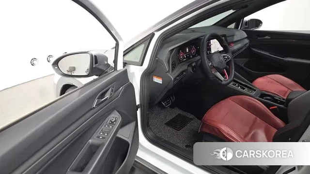 Volkswagen Golf 8th Generation 2024 Серебристо-серый из Кореи, фото 2