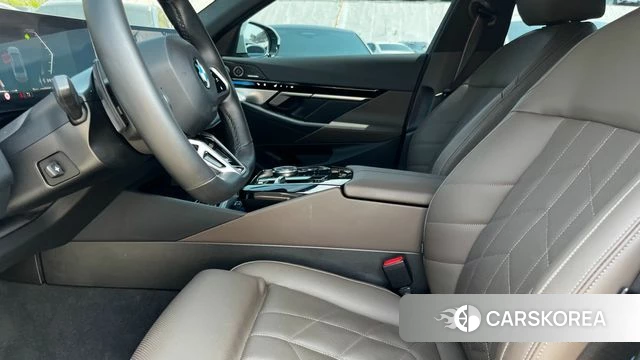 BMW 5 Series (G60) 2024 Светло-серебряный цвет из Кореи, фото 2