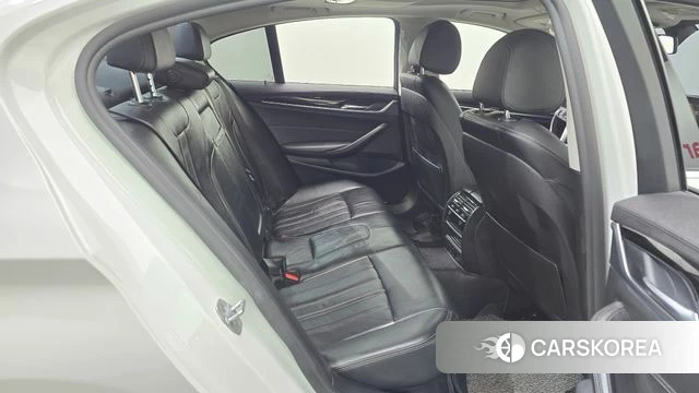 BMW 5 Series (G30) 2018 Белый из Кореи, фото 2