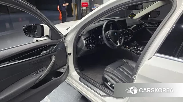 BMW 5 Series (G30) 2018 Белый из Кореи, фото 2