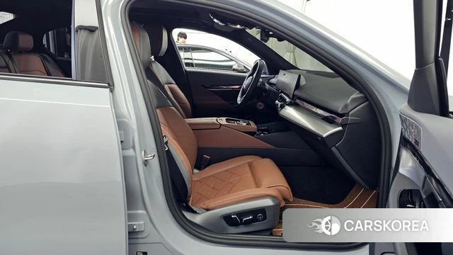 BMW 5 Series (G60) 2025 Серебристо-серый из Кореи, фото 2