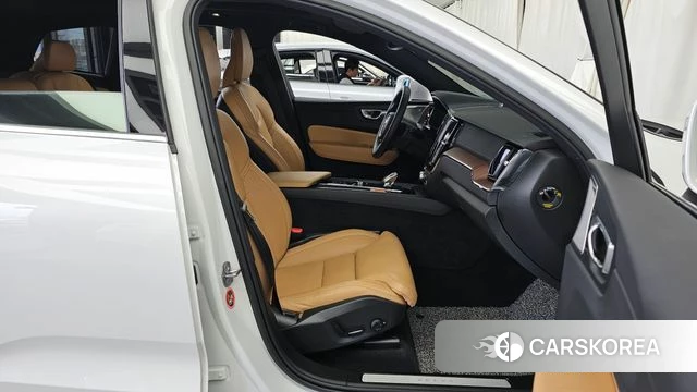 Volvo XC60 second Generation 2023 Белый из Кореи, фото 2