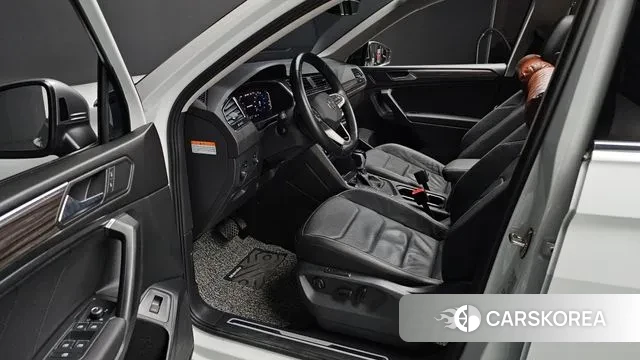 Volkswagen Tiguan Allspace 2023 Белый из Кореи, фото 2