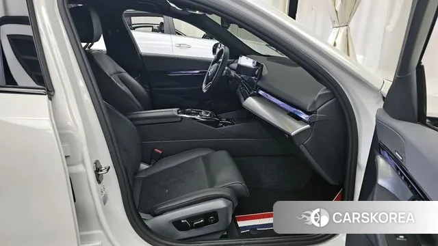 BMW 5 Series (G60) 2023 Белый из Кореи, фото 2