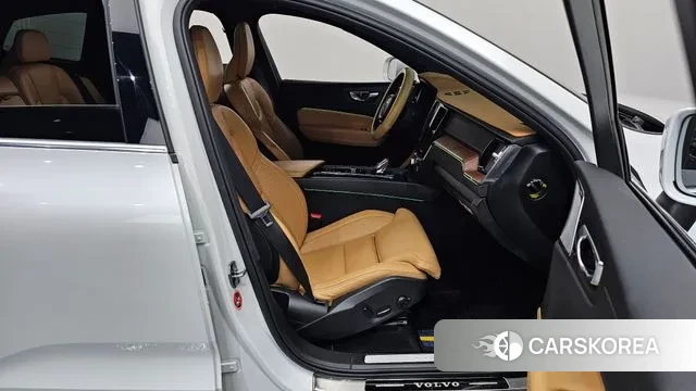 Volvo XC60 second Generation 2022 Белый из Кореи, фото 2