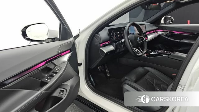 BMW 5 Series (G60) 2024 Белый из Кореи, фото 2