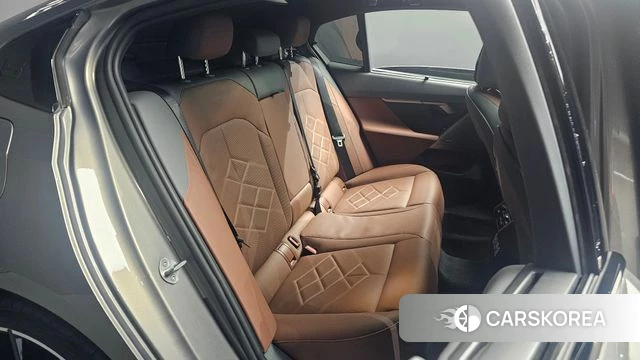 BMW 5 Series (G60) 2025 Серебристо-серый из Кореи, фото 2