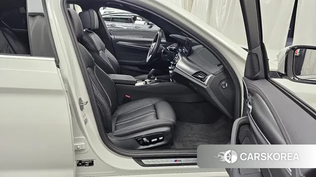 BMW 5 Series (G30) 2022 Белый из Кореи, фото 2