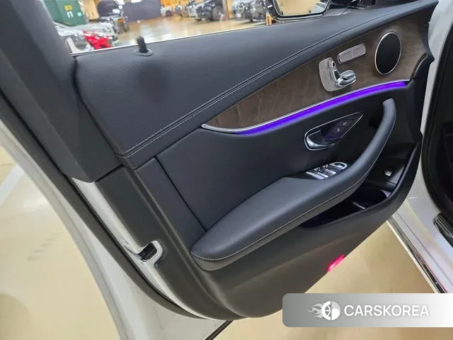 Mercedes-Benz E-Class W213 2021 Белый из Кореи, фото 2