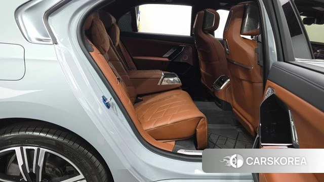 BMW i7 (G70) 2025 Светло-серебряный цвет из Кореи, фото 2