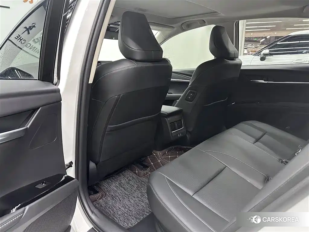 Toyota Camry 2024 Белый из Китая, фото 2