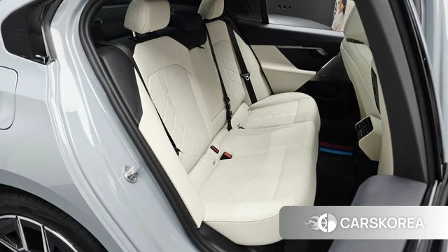 BMW 5 Series (G60) 2025 Светло-серебряный цвет из Кореи, фото 2