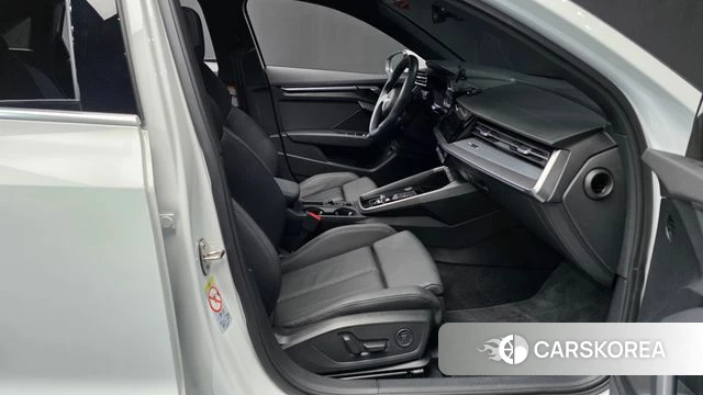 Audi A3 (8Y) 2023 Белый из Кореи, фото 2