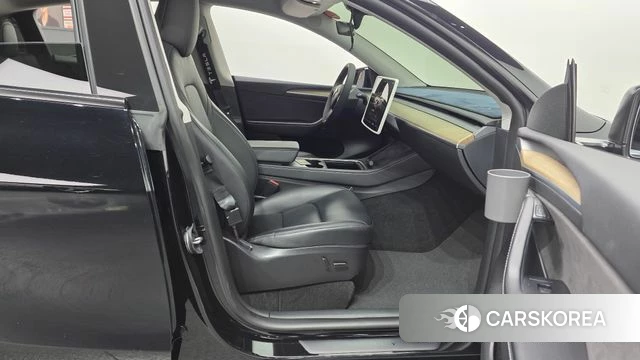 Tesla Model Y 2023 Белый из Кореи, фото 2