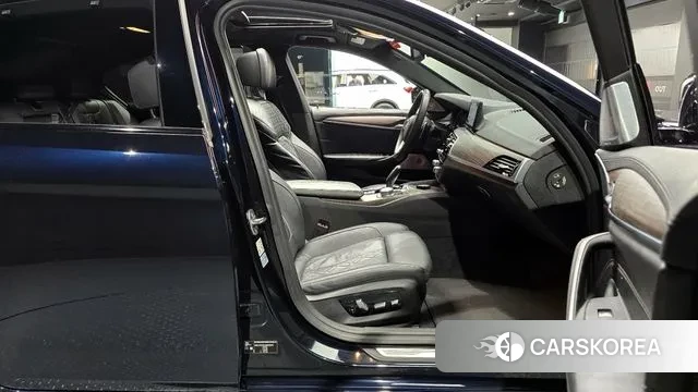BMW 5 Series (G30) 2018 Черный из Кореи, фото 2