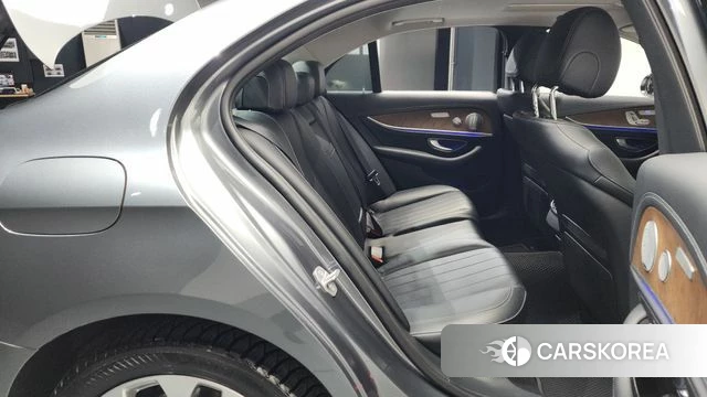 Mercedes-Benz E-Class W213 2018 Серый из Кореи, фото 2