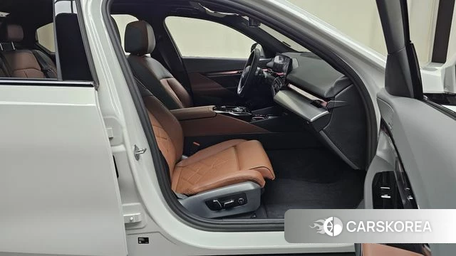 BMW 5 Series (G60) 2025 Белый из Кореи, фото 2