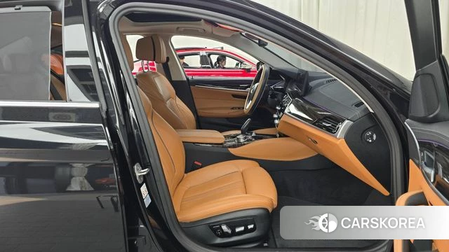 BMW 5 Series (G30) 2023 Черный из Кореи, фото 2