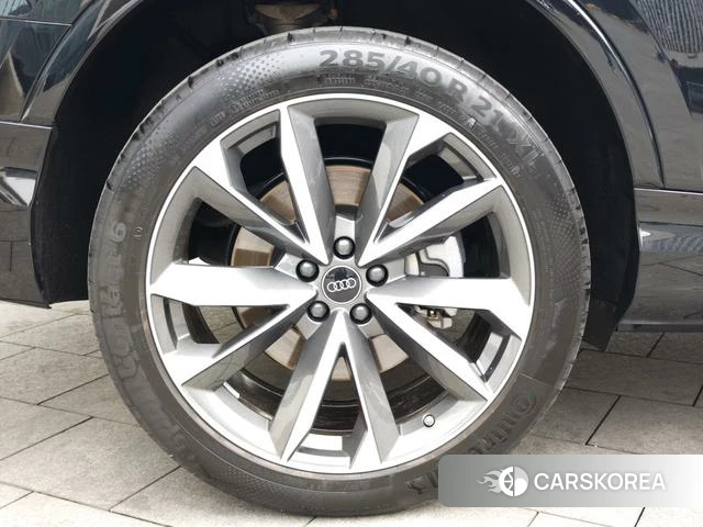 Audi Q7 2024 Черный из Китая, фото 2