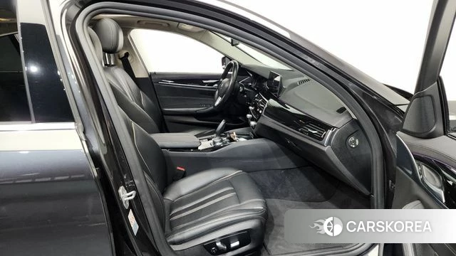 BMW 5 Series (G30) 2018 Серый из Кореи, фото 2