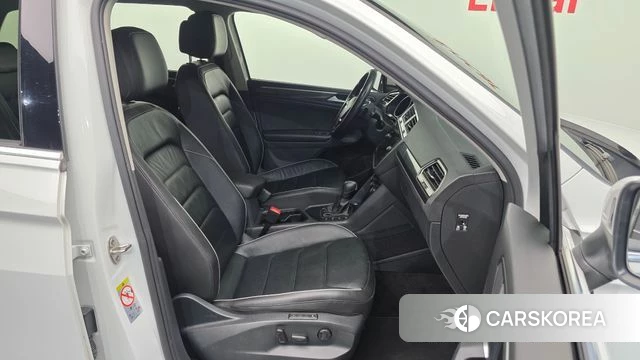 Volkswagen Tiguan second Generation 2019 Белый из Кореи, фото 2