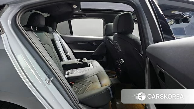 BMW 5 Series (G60) 2025 Цвет галактики из Кореи, фото 2