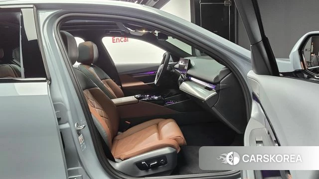 BMW 5 Series (G60) 2024 Светло-серебряный цвет из Кореи, фото 2