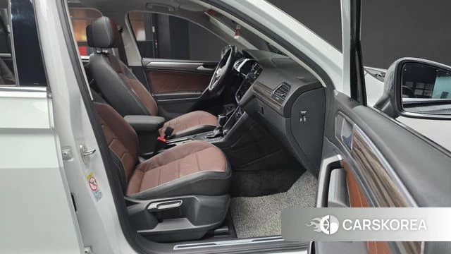 Volkswagen Tiguan Allspace 2023 Белый из Кореи, фото 2