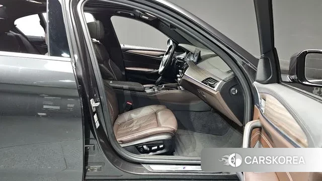 BMW 5 Series (G30) 2018 Серый из Кореи, фото 2