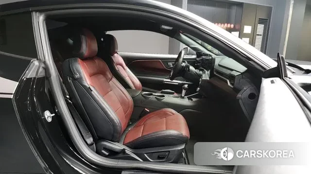 Ford Mustang 7th Generation 2024 Черный из Кореи, фото 2