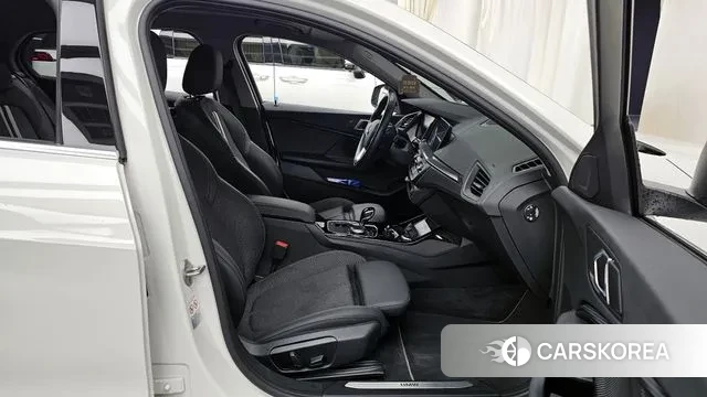 BMW 1 Series (F40) 2023 Белый из Кореи, фото 2