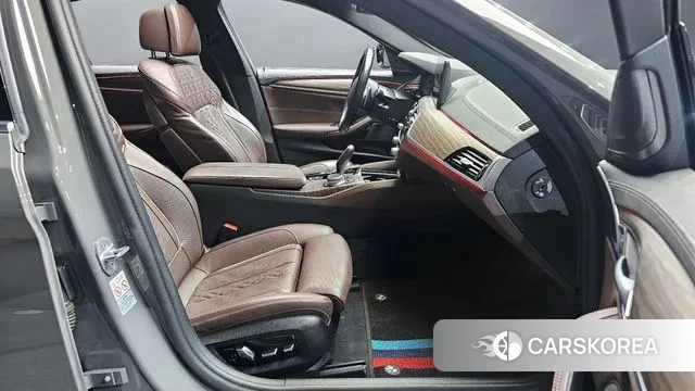 BMW 5 Series (G30) 2021 Серебристо-серый из Кореи, фото 2