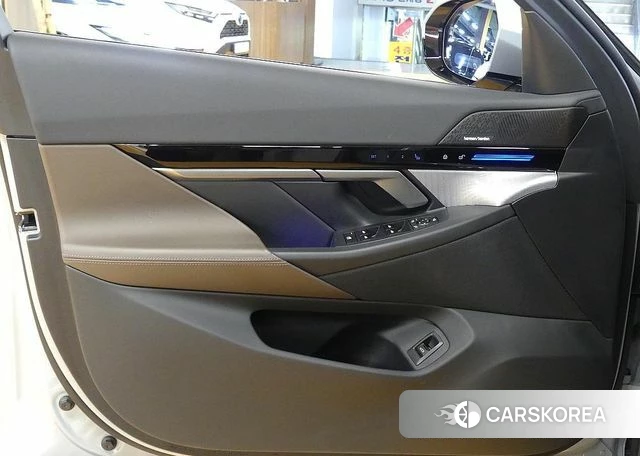 BMW 5 Series (G60) 2024 Серебристо-серый из Кореи, фото 2