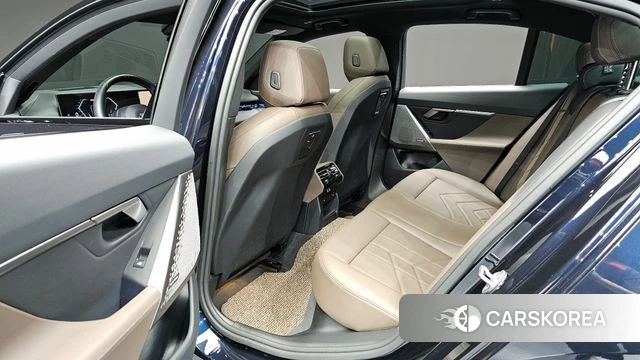 BMW 5 Series (G60) 2023 Черный из Кореи, фото 2