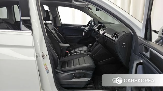 Volkswagen Tiguan second Generation 2023 Белый из Кореи, фото 2