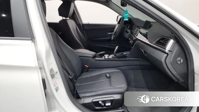 BMW 3 Series (F30) 2018 Белый из Кореи, фото 2