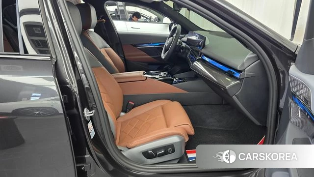 BMW 5 Series (G60) 2024 Серый из Кореи, фото 2