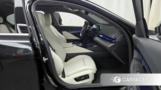 BMW 5 Series (G60) 2025 Черный из Кореи, фото 2