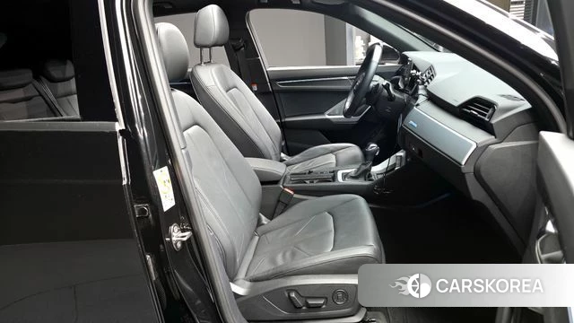 Audi Q3 (F3) 2023 Черный из Кореи, фото 2