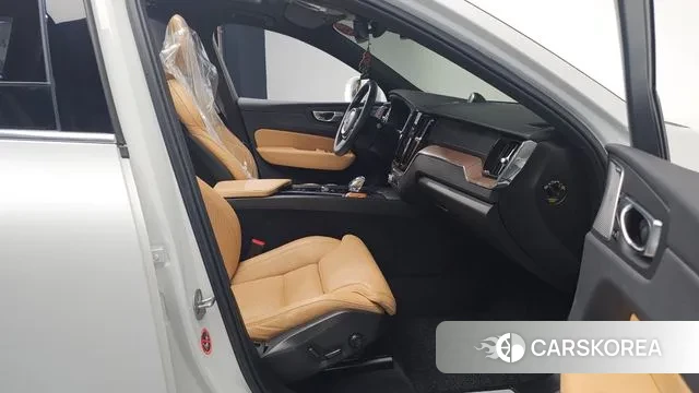 Volvo XC60 second Generation 2023 Белый из Кореи, фото 2