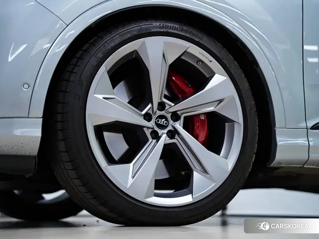 Audi SQ7 2024 Silver/gray из Китая, фото 2