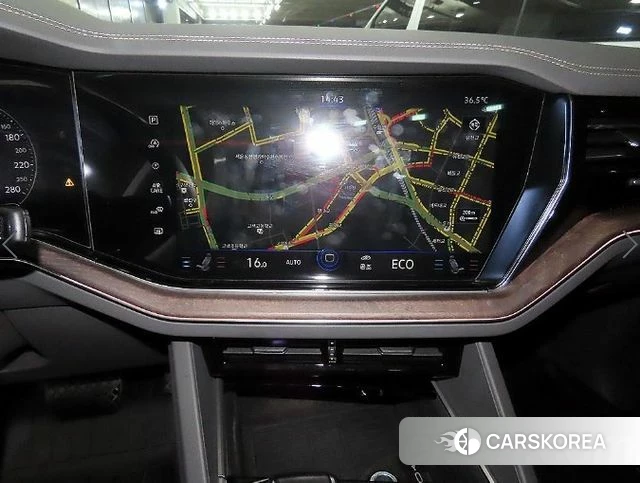 Volkswagen Touareg 3rd generation 2023 Белый из Кореи, фото 2