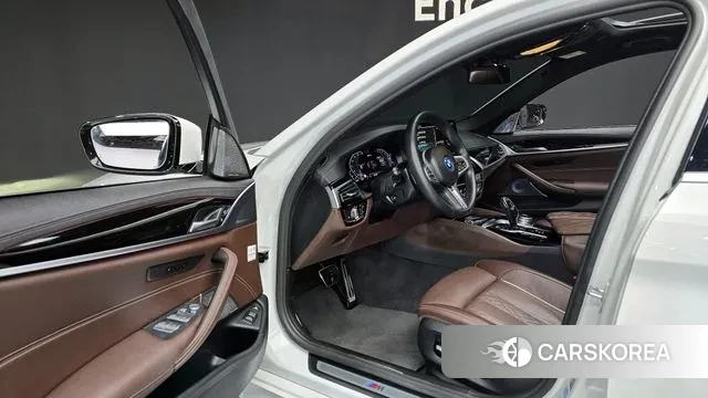 BMW 5 Series (G30) 2022 Белый из Кореи, фото 2