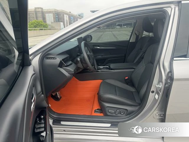Toyota Camry 2025 Серебристо-серый из Китая, фото 2