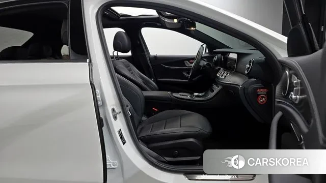 Mercedes-Benz E-Class W213 2022 Белый из Кореи, фото 2