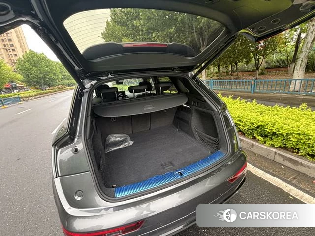 Audi Q5L Sportback 2023 Темно-серый из Китая, фото 2