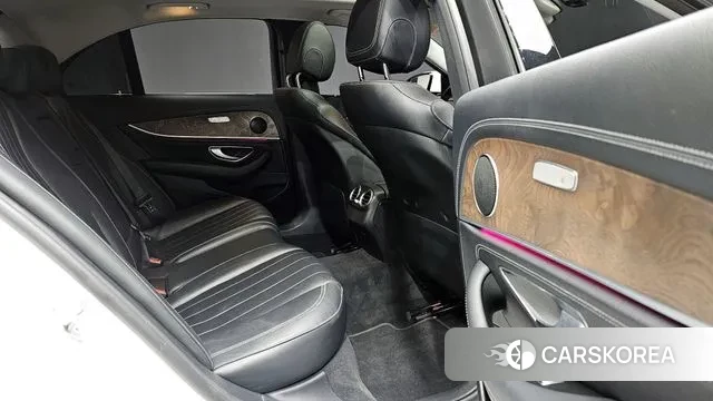 Mercedes-Benz E-Class W213 2018 Белый из Кореи, фото 2