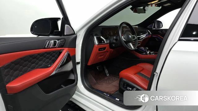 BMW X6M (G06) 2025 Белый из Кореи, фото 2